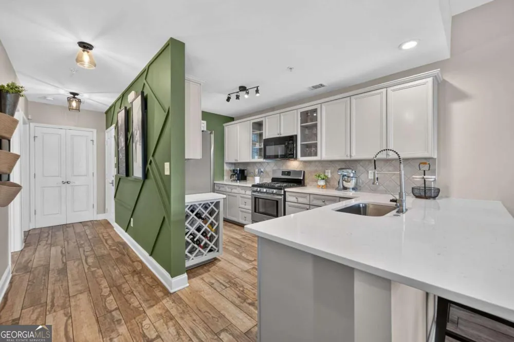 210 Creek View LN Roswell, GA 30075