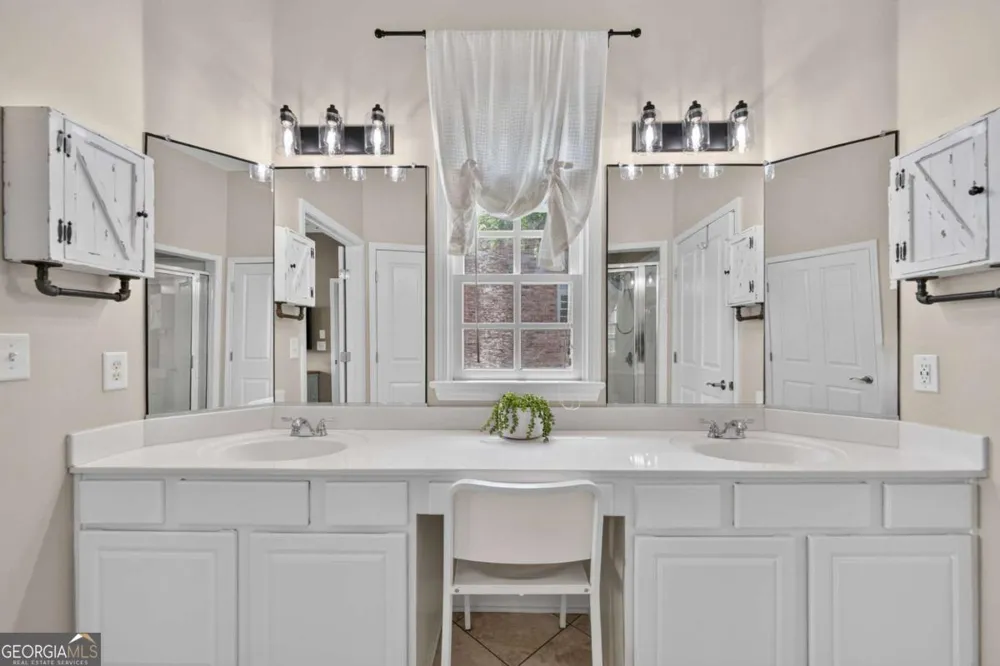 210 Creek View LN Roswell, GA 30075