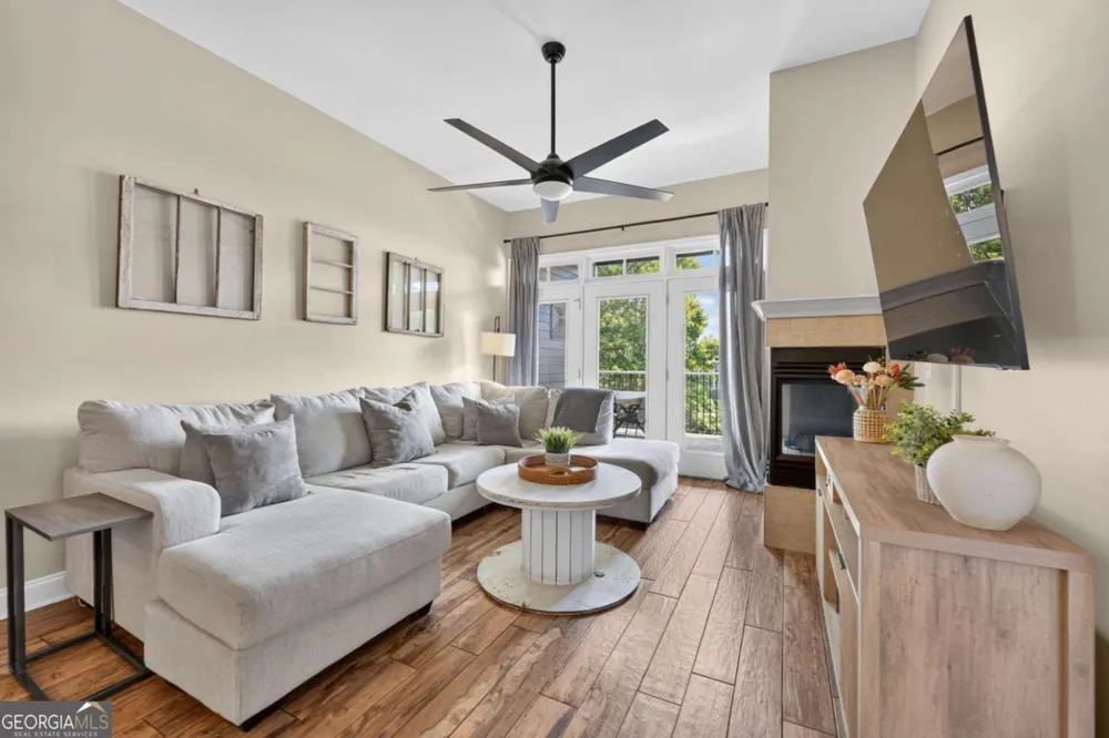 210 Creek View LN Roswell, GA 30075