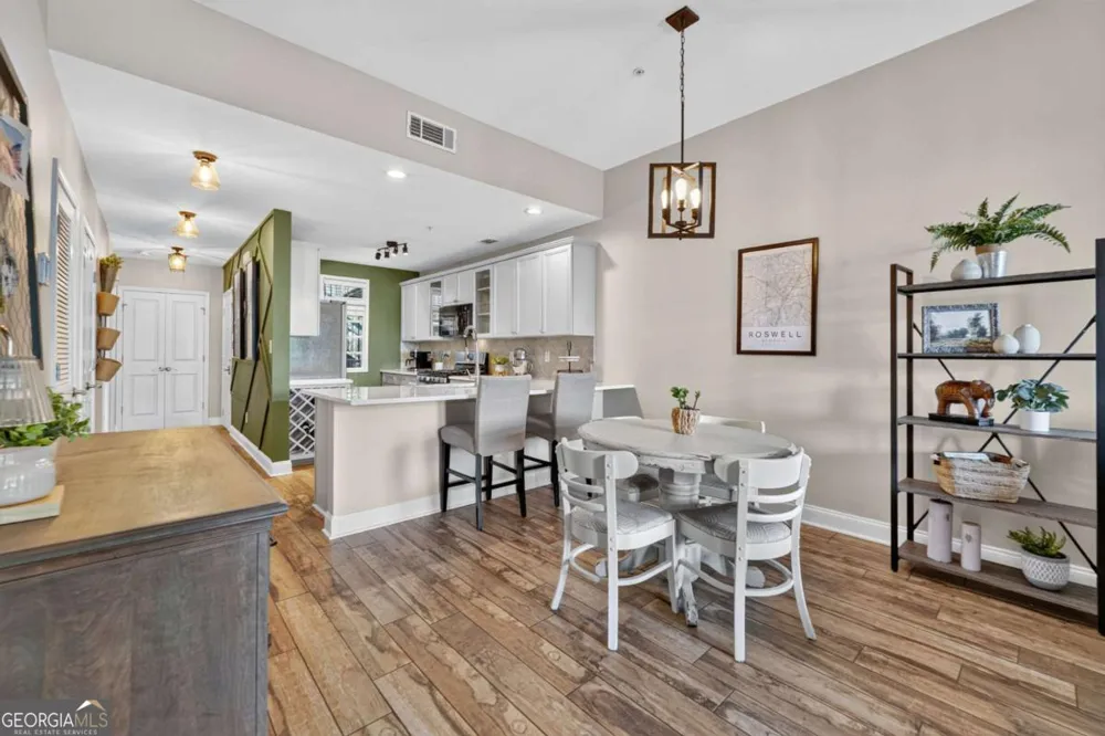 210 Creek View LN Roswell, GA 30075