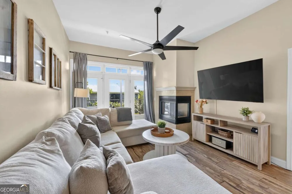 210 Creek View LN Roswell, GA 30075