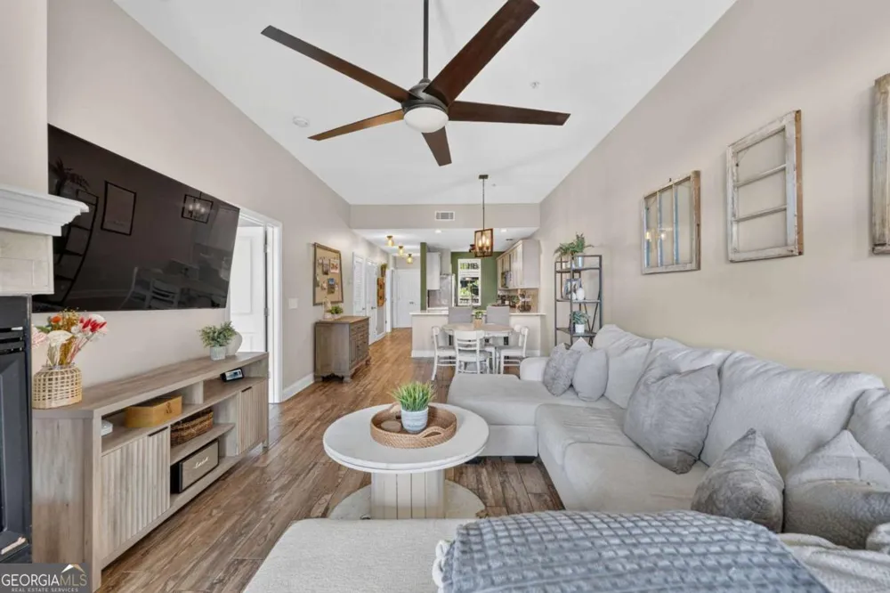 210 Creek View LN Roswell, GA 30075