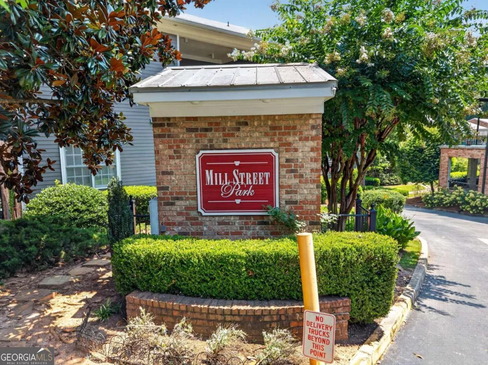 210 Creek View LN Roswell, GA 30075