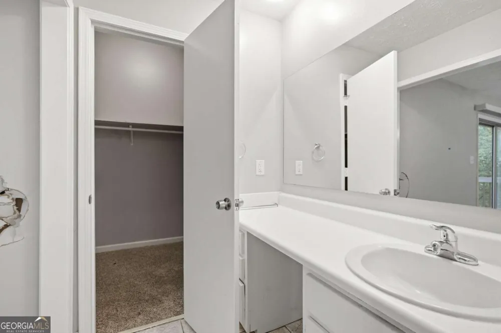 1384 Huntsmen GLN Riverdale, GA 30296