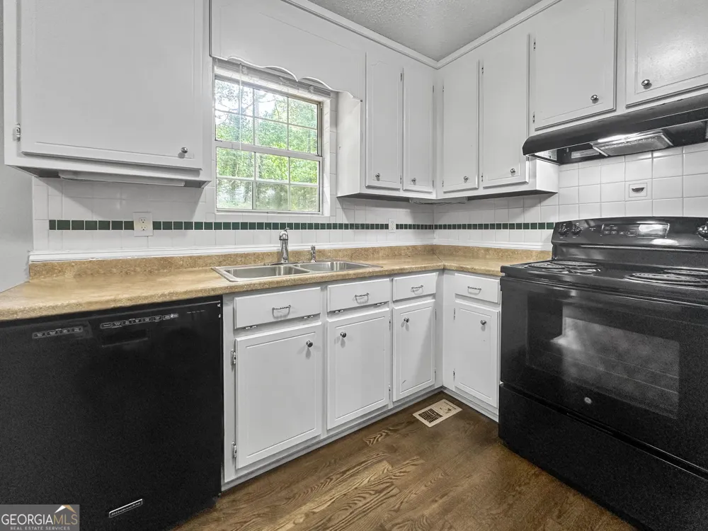555 Browning CIR Acworth, GA 30101