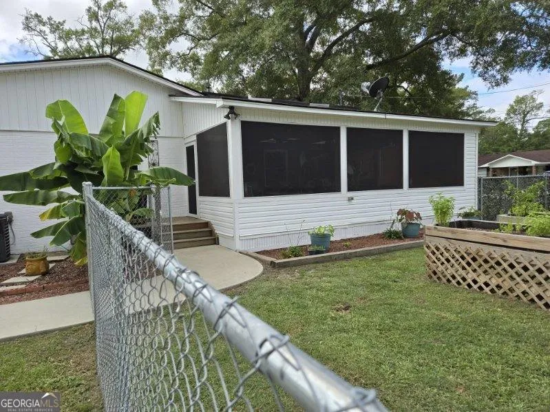 511 W Smith ST Claxton, GA 30417