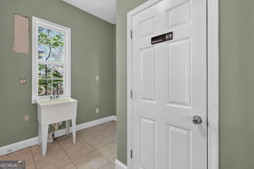 27 Hawks Farm RD White, GA 30184