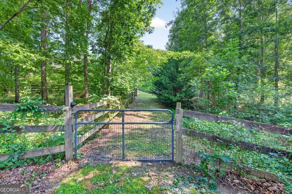 27 Hawks Farm RD White, GA 30184