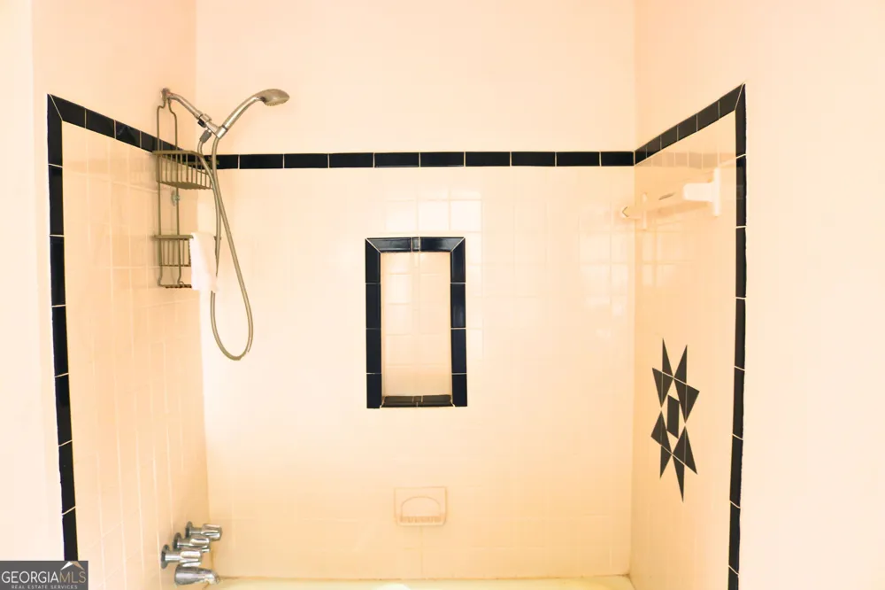 6169 Hillvale RD Lithonia, GA 30058