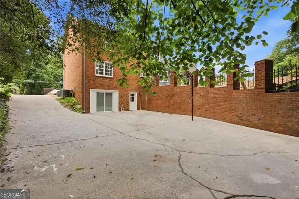 24 Planters DR SW Lilburn, GA 30047