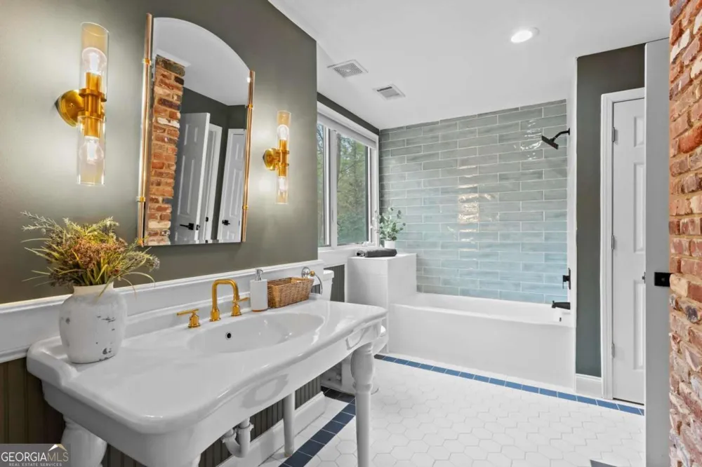 1890 Spalding DR Sandy Springs, GA 30350