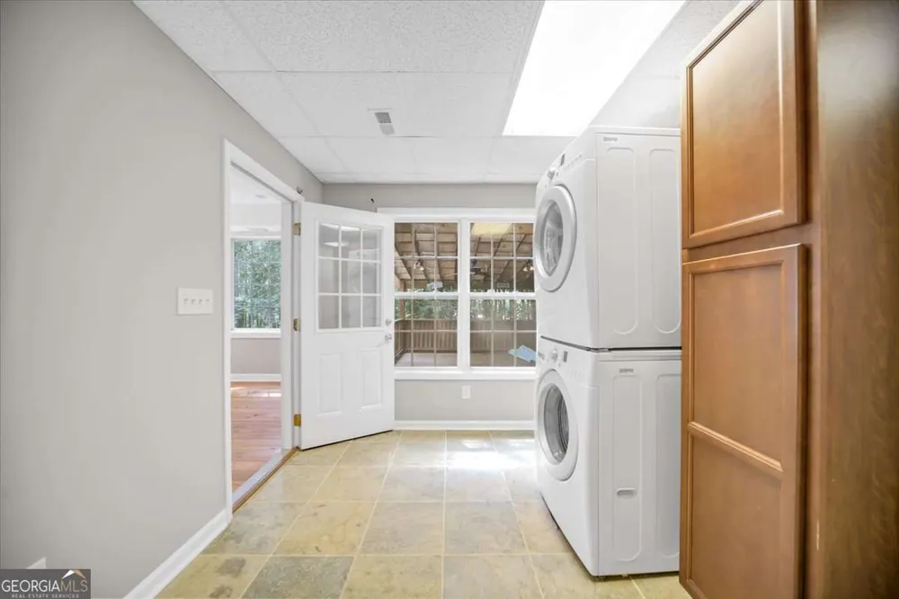 59 Rocky CIR NE White, GA 30184
