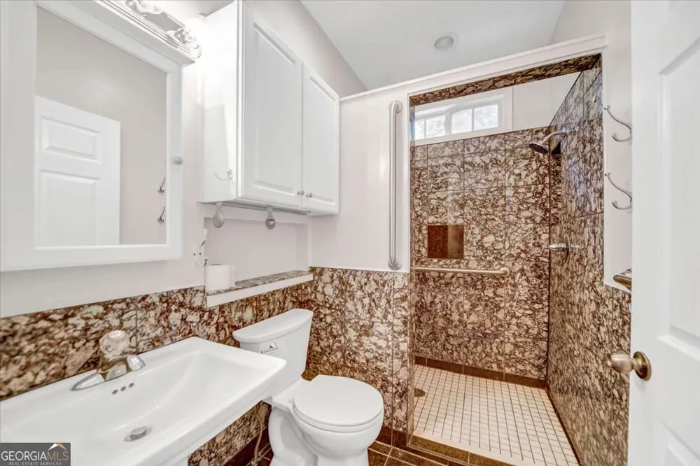 59 Rocky CIR NE White, GA 30184
