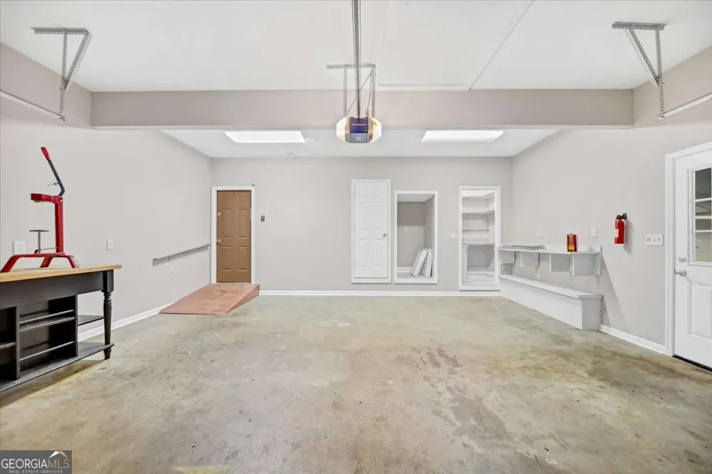 59 Rocky CIR NE White, GA 30184
