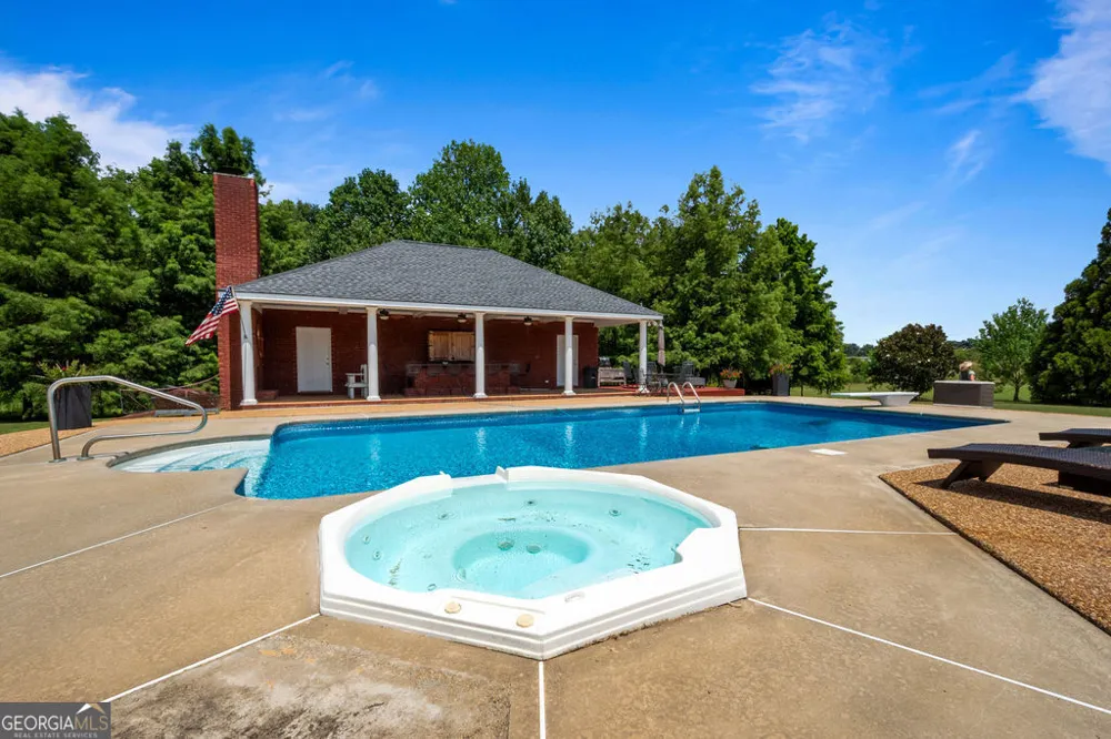 240 Community House RD Barnesville, GA 30204