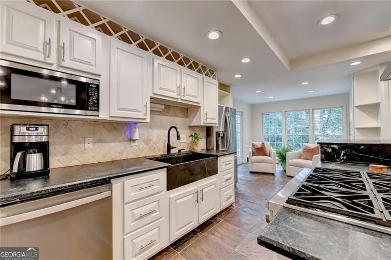 585 Cambridge WAY Sandy Springs, GA 30328