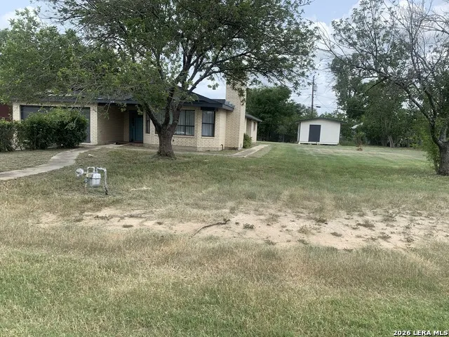 508 Crouch Ave Devine, TX 78016