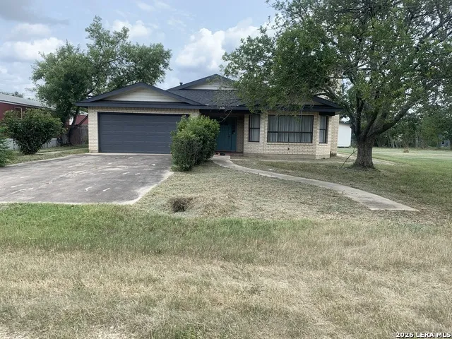 508 Crouch Ave Devine, TX 78016