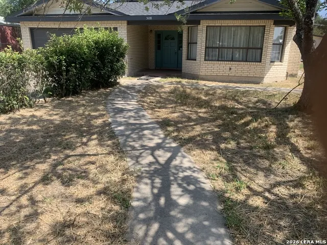 508 Crouch Ave Devine, TX 78016