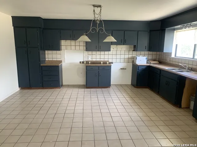 508 Crouch Ave Devine, TX 78016