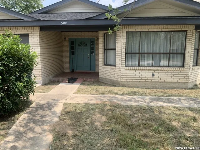 508 Crouch Ave Devine, TX 78016