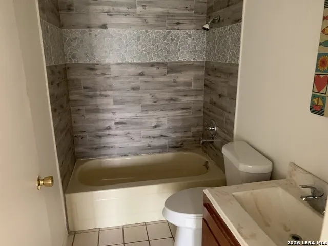 508 Crouch Ave Devine, TX 78016