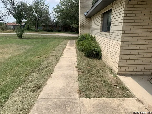 508 Crouch Ave Devine, TX 78016