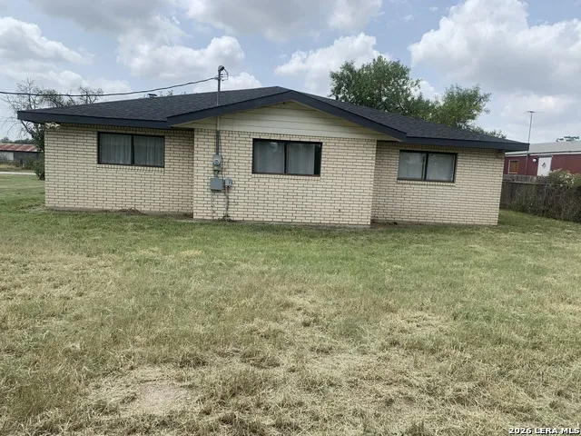 508 Crouch Ave Devine, TX 78016