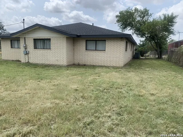 508 Crouch Ave Devine, TX 78016