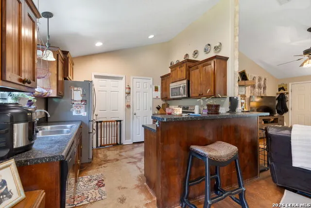 126 MADRONE RDG Comfort, TX 78013