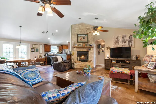 126 MADRONE RDG Comfort, TX 78013