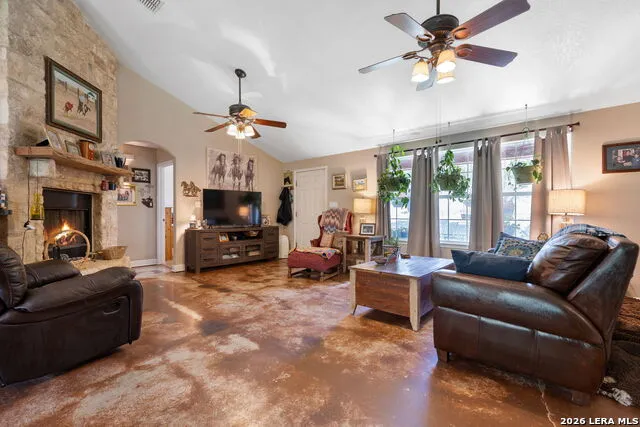 126 MADRONE RDG Comfort, TX 78013