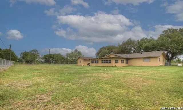 1010 county oak dr Luling, TX 78648