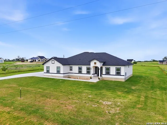 105 Hidden Cv Floresville, TX 78114