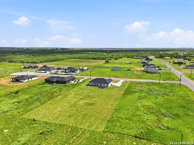 105 Hidden Cv Floresville, TX 78114