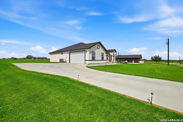 105 Hidden Cv Floresville, TX 78114