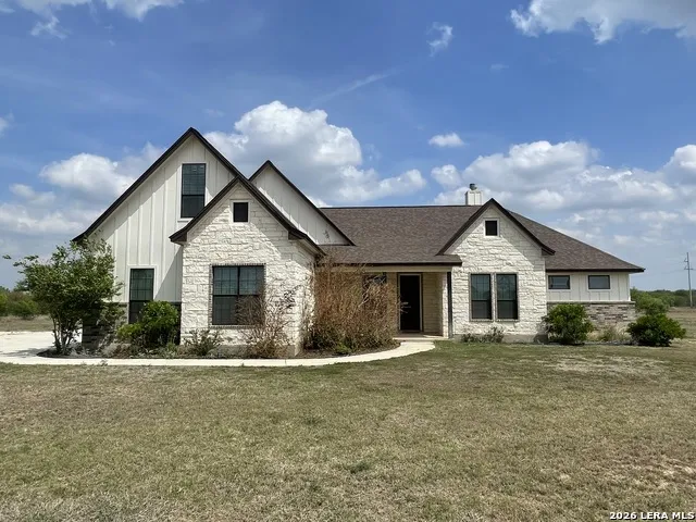 18 Valley View Uvalde, TX 78801