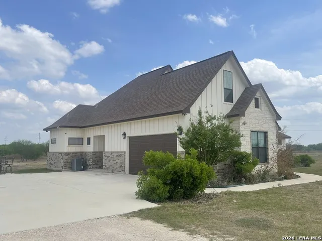 18 Valley View Uvalde, TX 78801