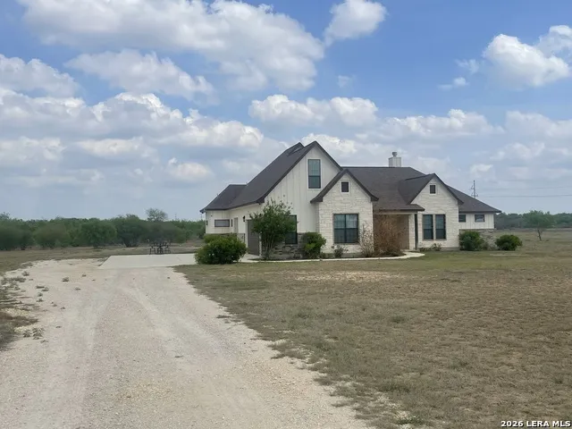 18 Valley View Uvalde, TX 78801