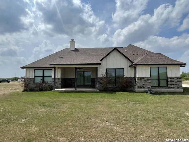 18 Valley View Uvalde, TX 78801