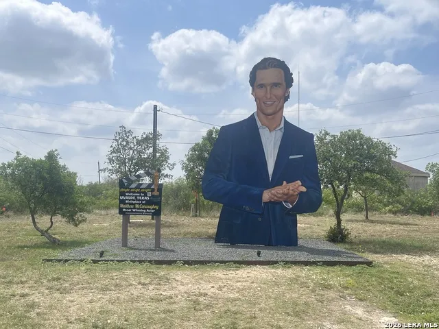 18 Valley View Uvalde, TX 78801