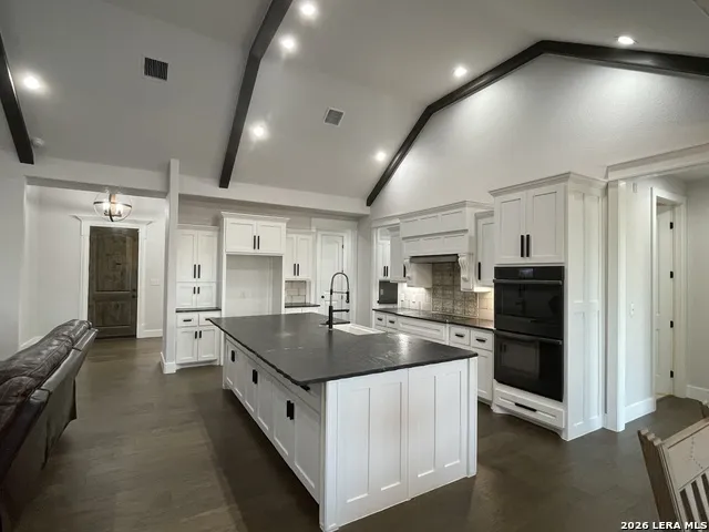 18 Valley View Uvalde, TX 78801