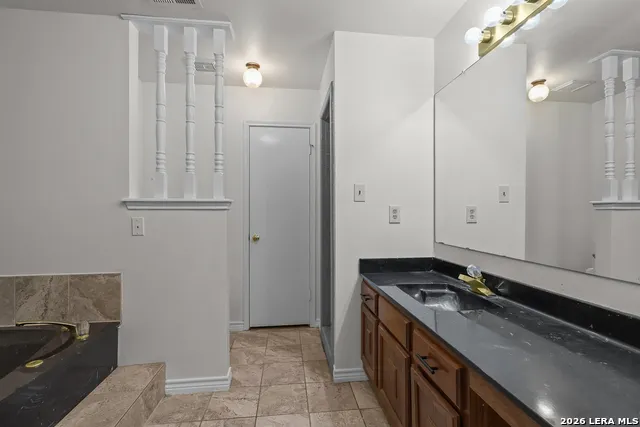 336 Lost Trail La Vernia, TX 78121