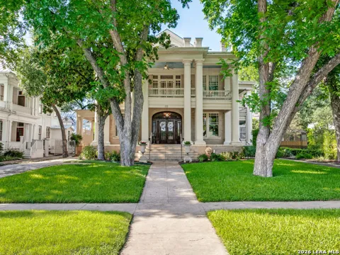 125 W Agarita Ave.