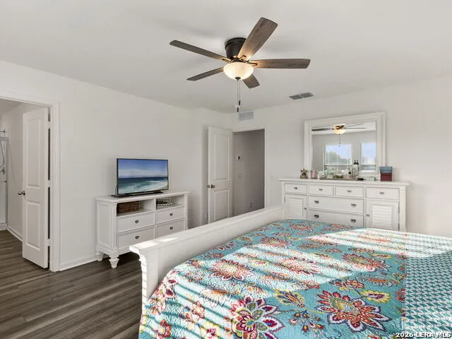 4905 Hallies Garden St Hedwig, TX 78152