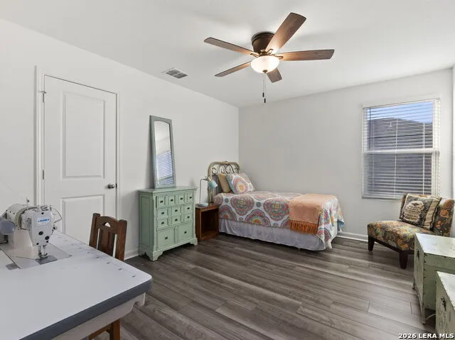 4905 Hallies Garden St Hedwig, TX 78152