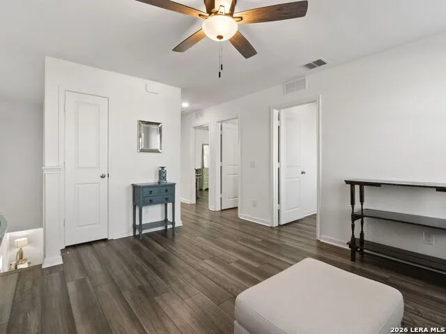 4905 Hallies Garden St Hedwig, TX 78152