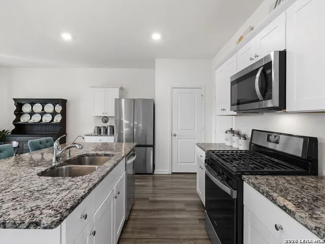 4905 Hallies Garden St Hedwig, TX 78152
