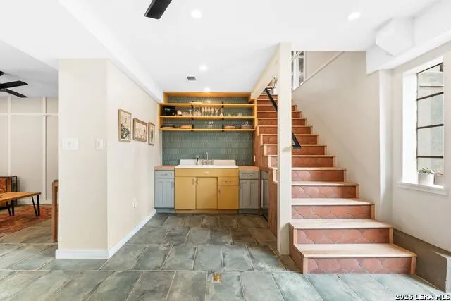 105 Zambrano Terrell Hills, TX 78209