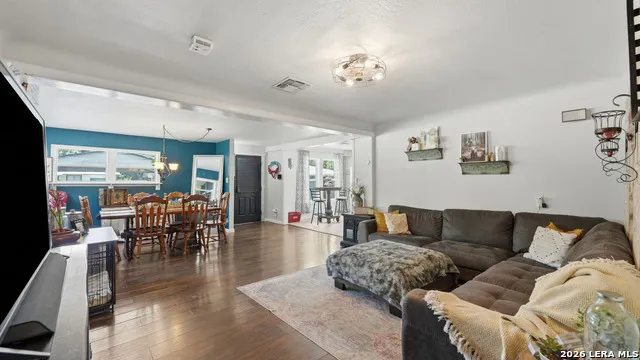 733 E Krezdorn Seguin, TX 78155